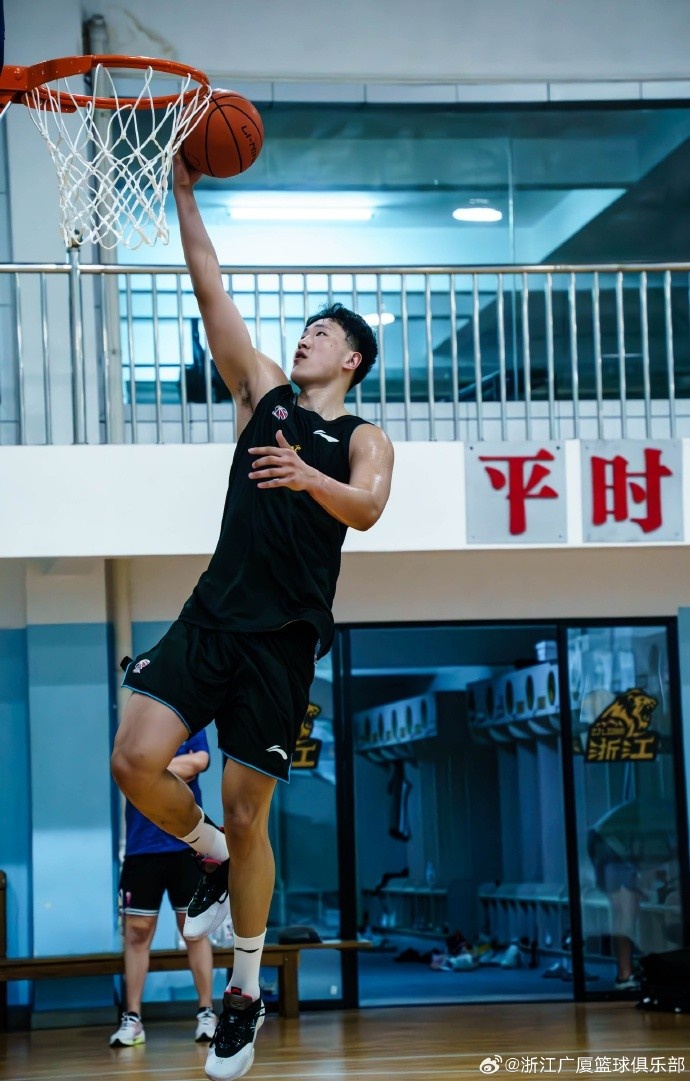 aoa体育教练-篮球运动员训练成果显著，备战全新赛季