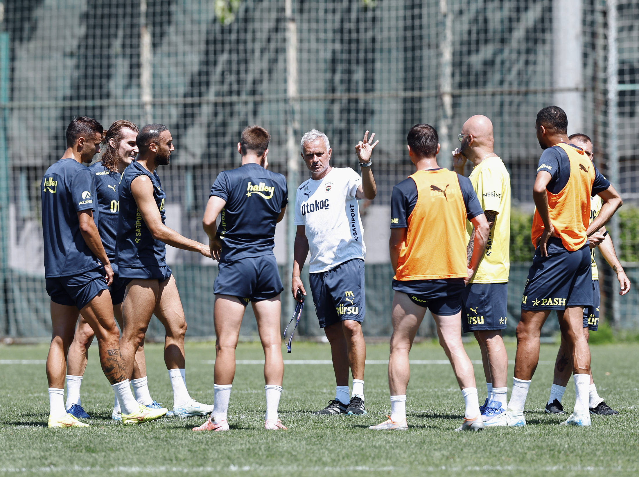 aoa体育娱乐-欧冠比赛中一名球员技术全开