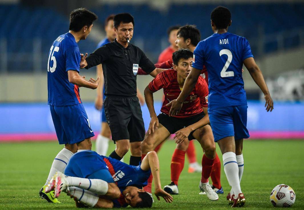 包含无尽激情:足球比赛上的纷争令人拭目以待的词条 包含无尽激情:足球比赛上的纷争令人拭目以待的词条