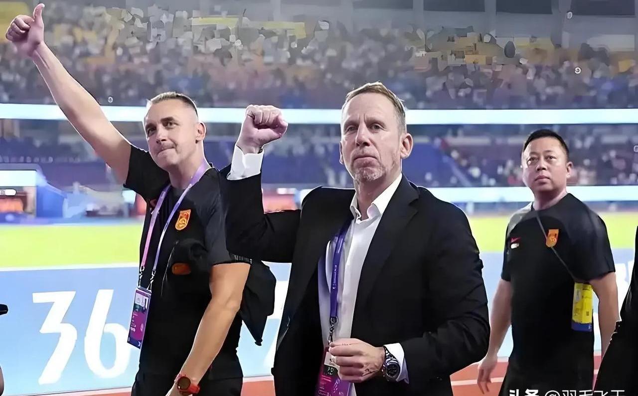 富力队员战胜对手，迎来胜利赛