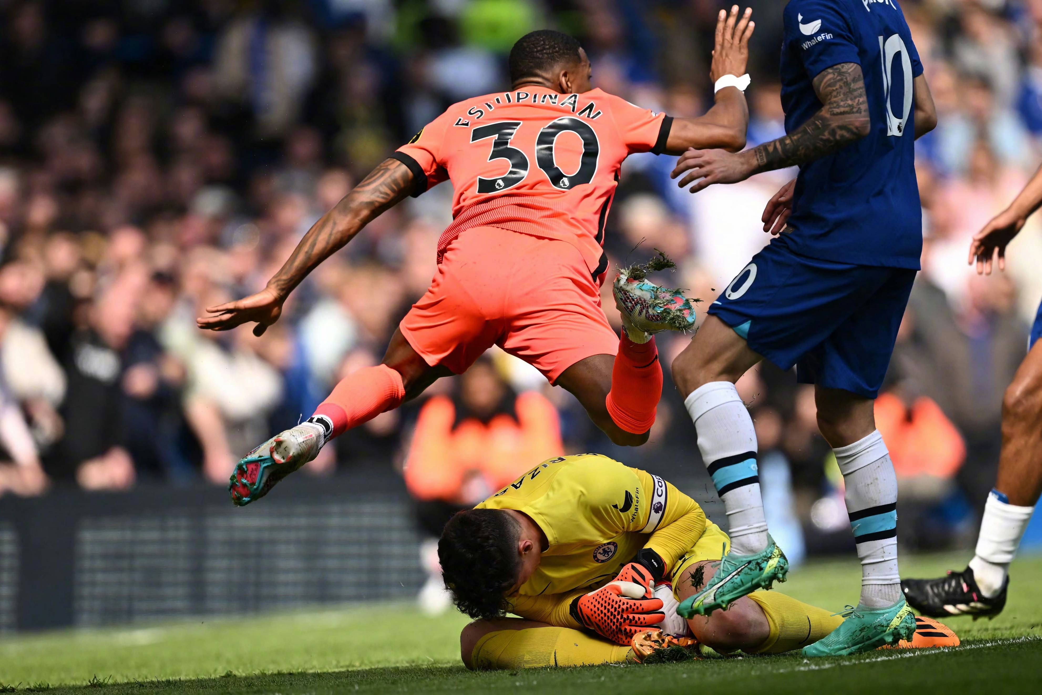 马赛主场失利，球迷愤怒抗议