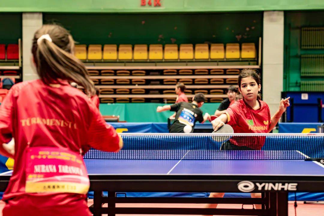 aoa体育培训-世界各国选手在比赛中奋力拼搏