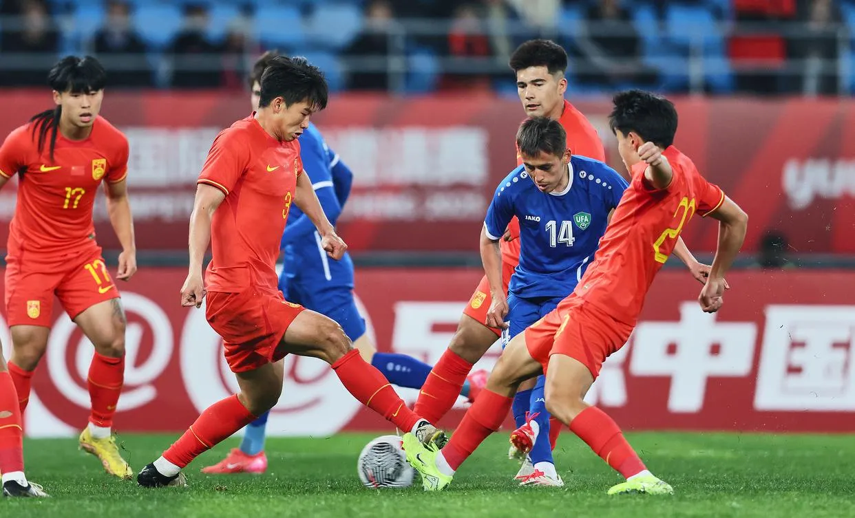 包含激战正酣！两支传统球队展开激烈比拼的词条