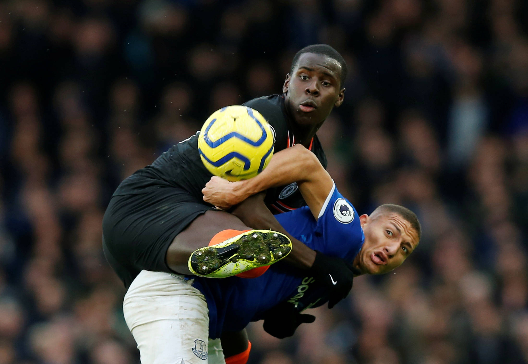 埃弗顿全队努力不懈取得胜利，助兴球迷的简单介绍