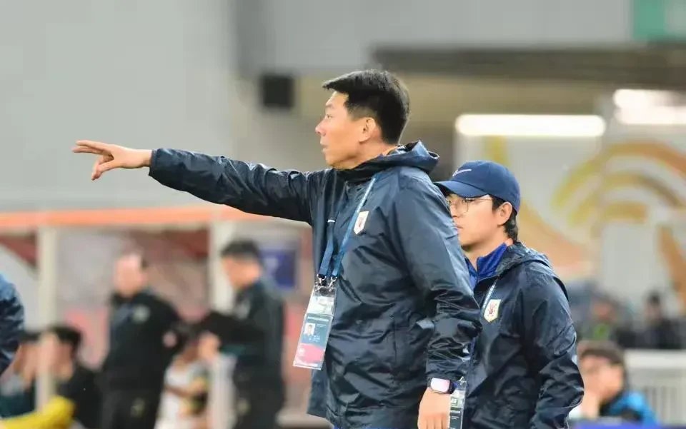 关于双方队员在场上短兵相接，比赛火药味十足的信息