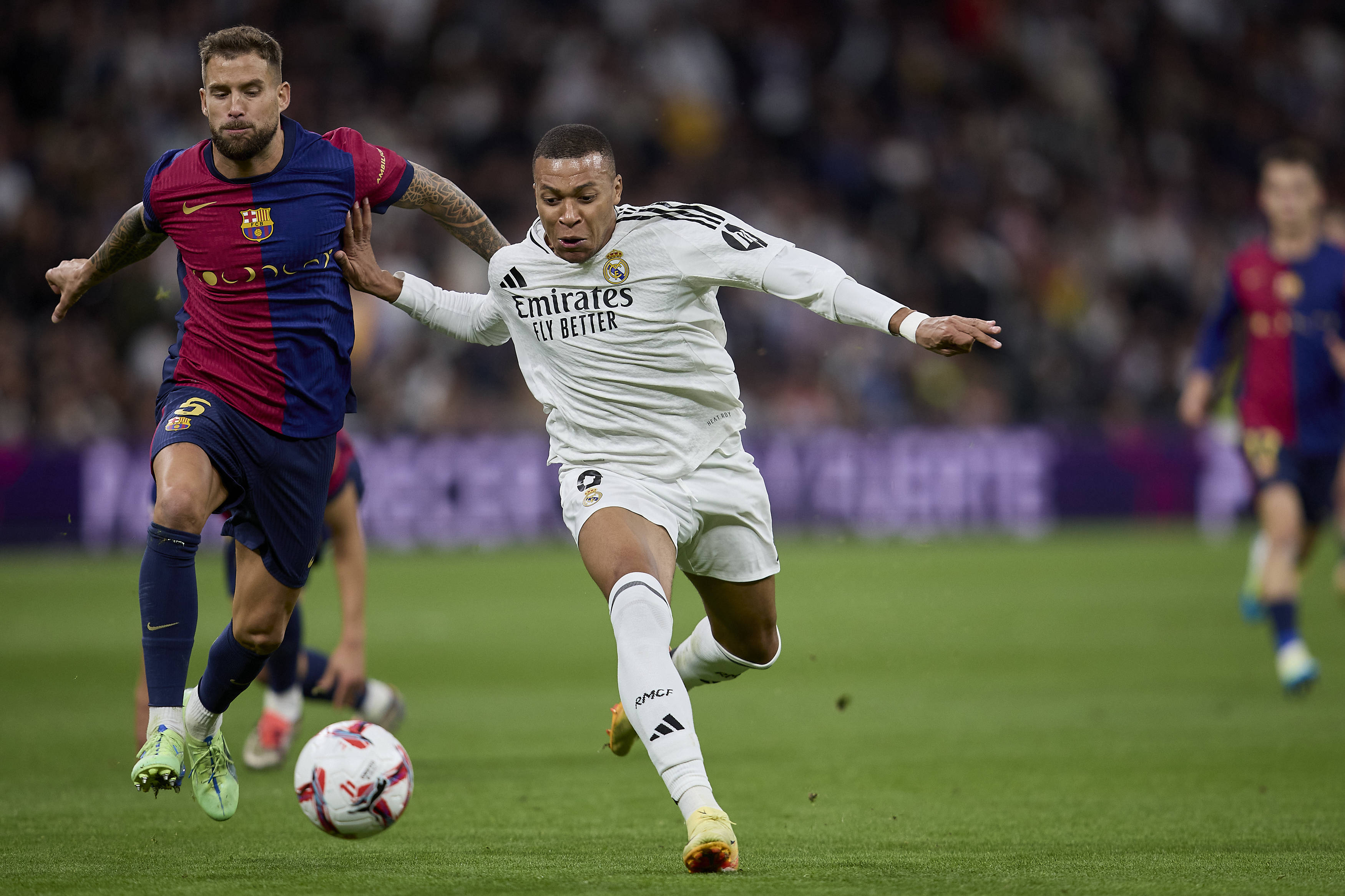 aoa体育-关于皇马后卫铲球破坏对手进攻，助球队守住领先优势的信息