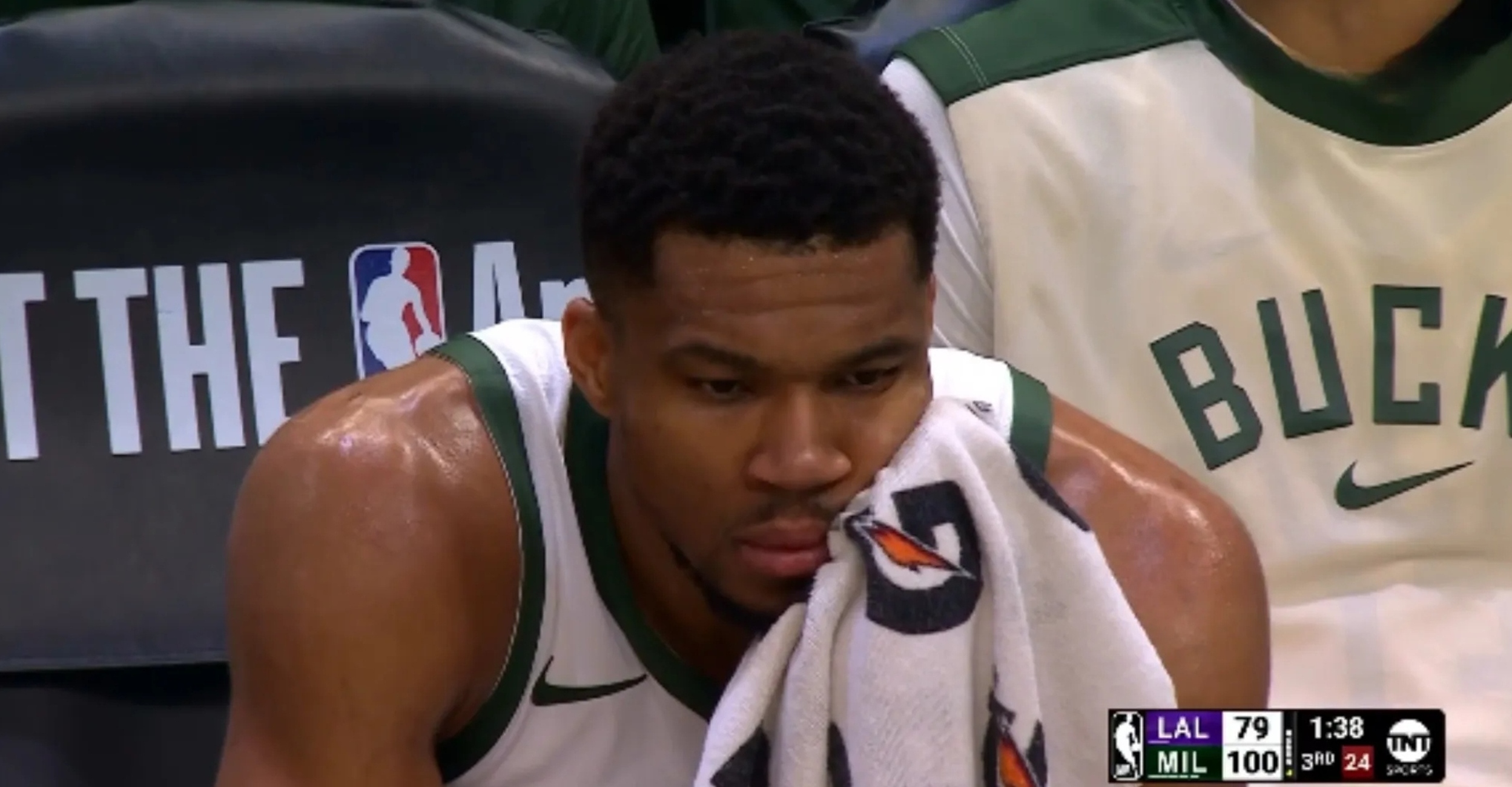 雄鹿防线频繁失守，队内危机四伏，赛季前景堪忧