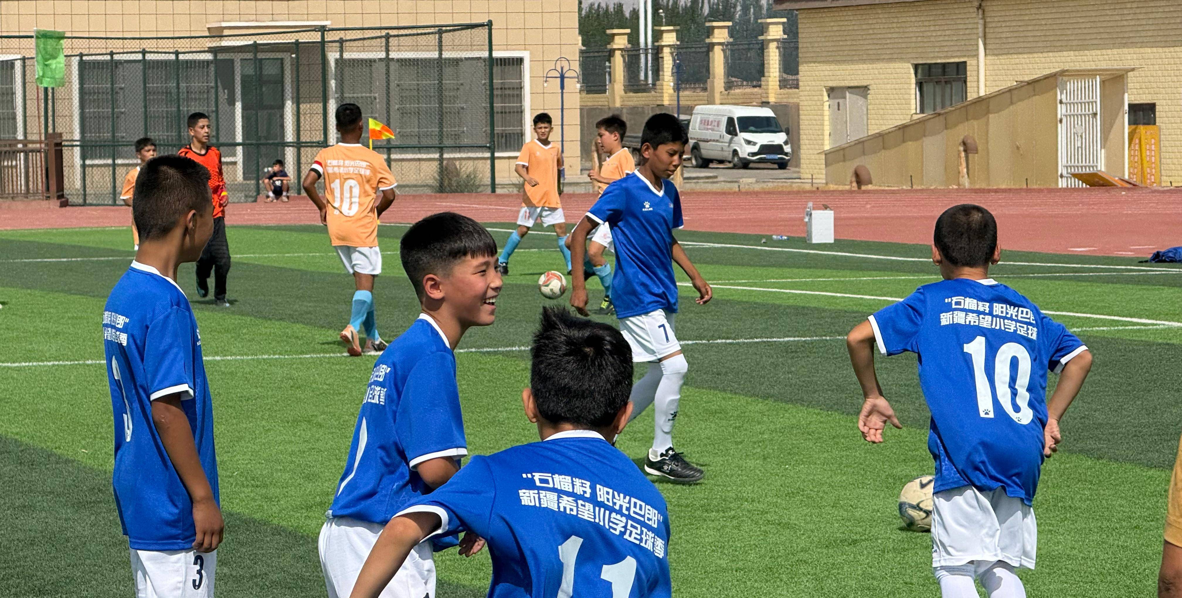 体育场上足球比赛引爆热情，风采无限的简单介绍