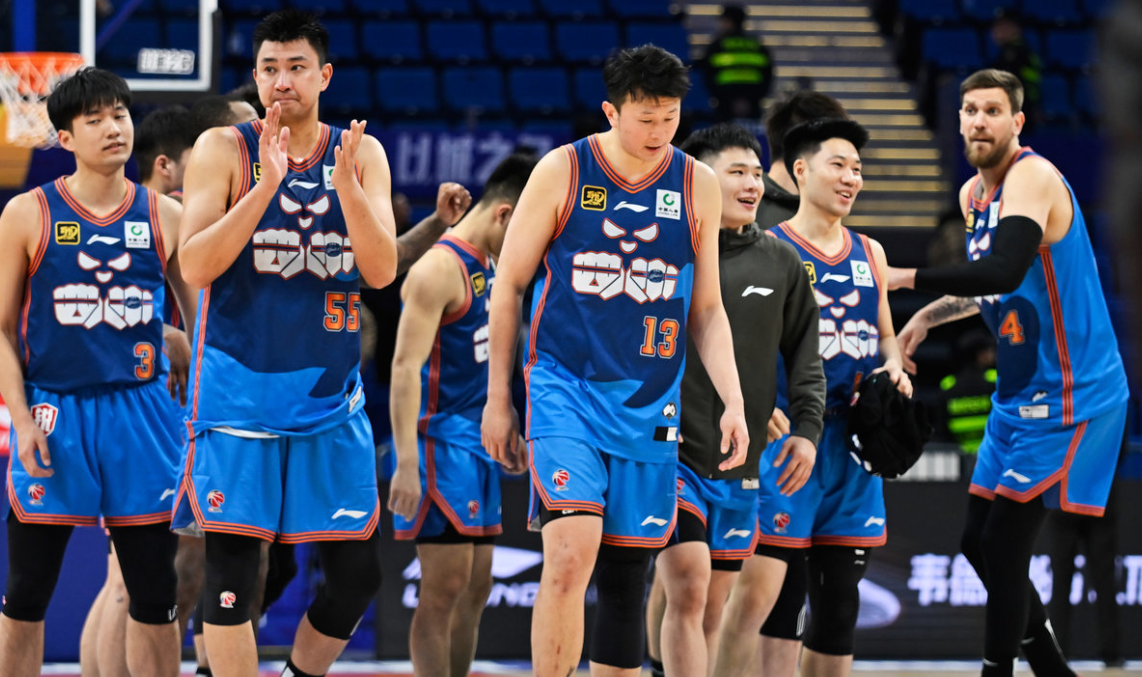 四川男篮遭遇困境，寻找解决方案