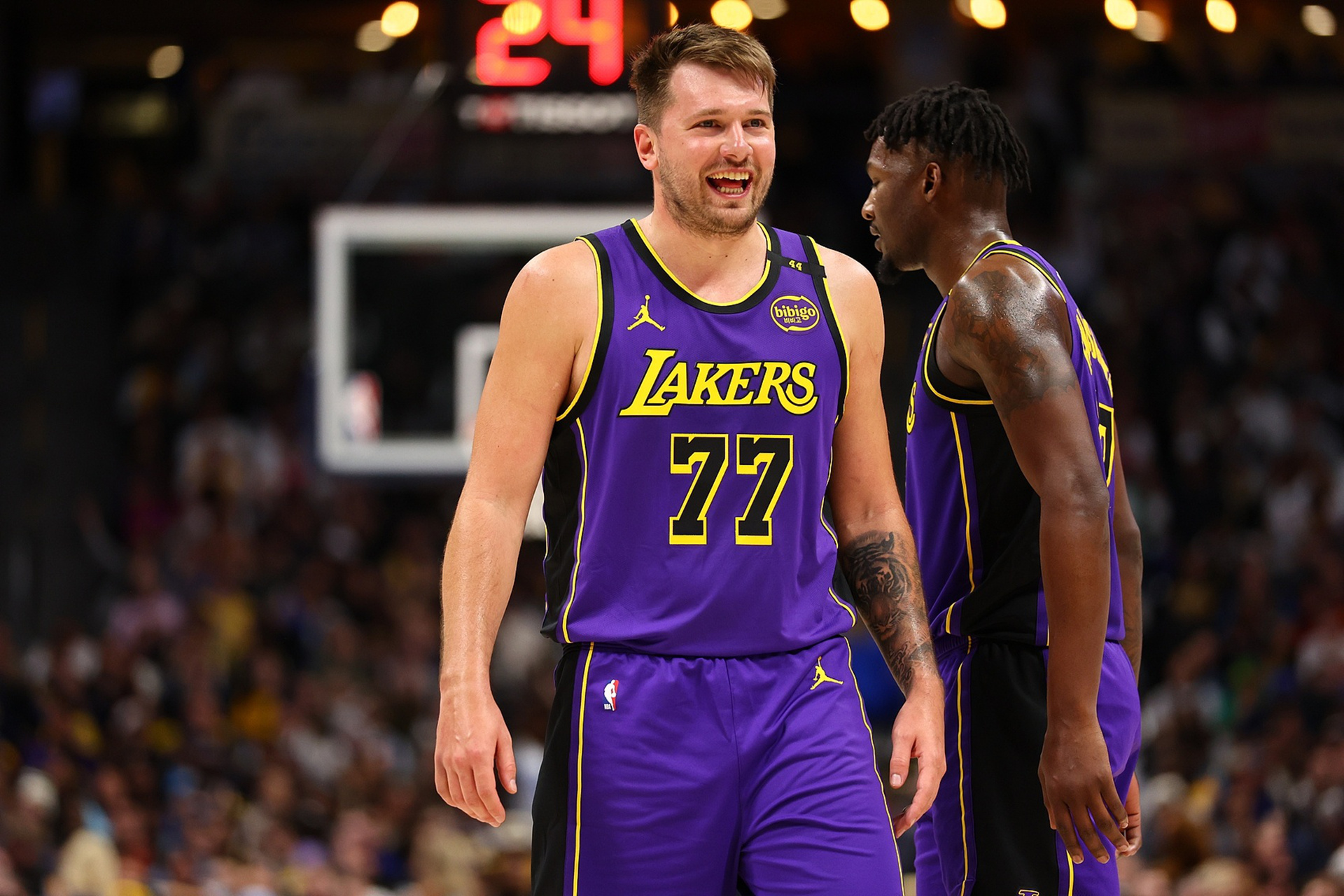 关于独行侠惊险取胜掘金，东契奇决赛时刻挺身而出的信息