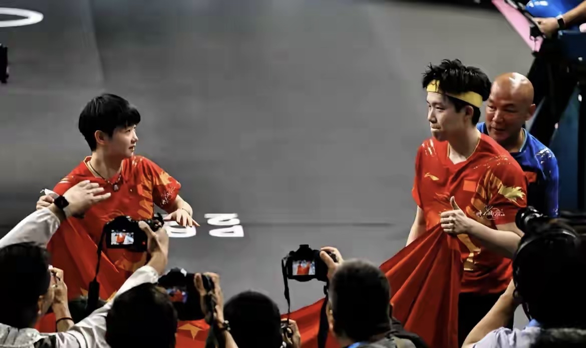 两国选手激烈碰撞，最终获得胜利