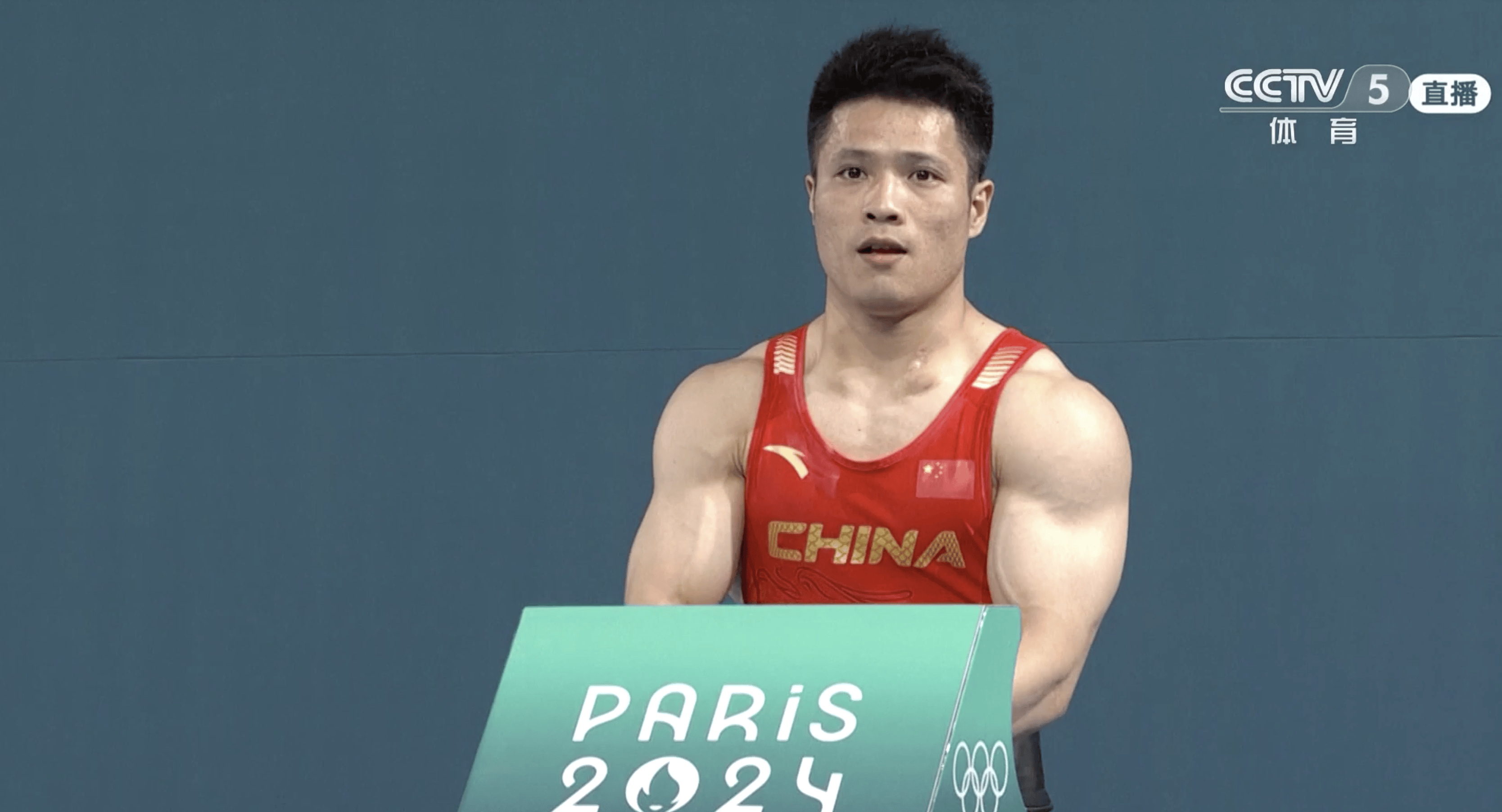 巴西选手在举重比赛中勇夺金牌 巴西选手在举重比赛中勇夺金牌