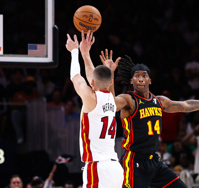 aoa体育课程-热火主场击败老鹰，夺取