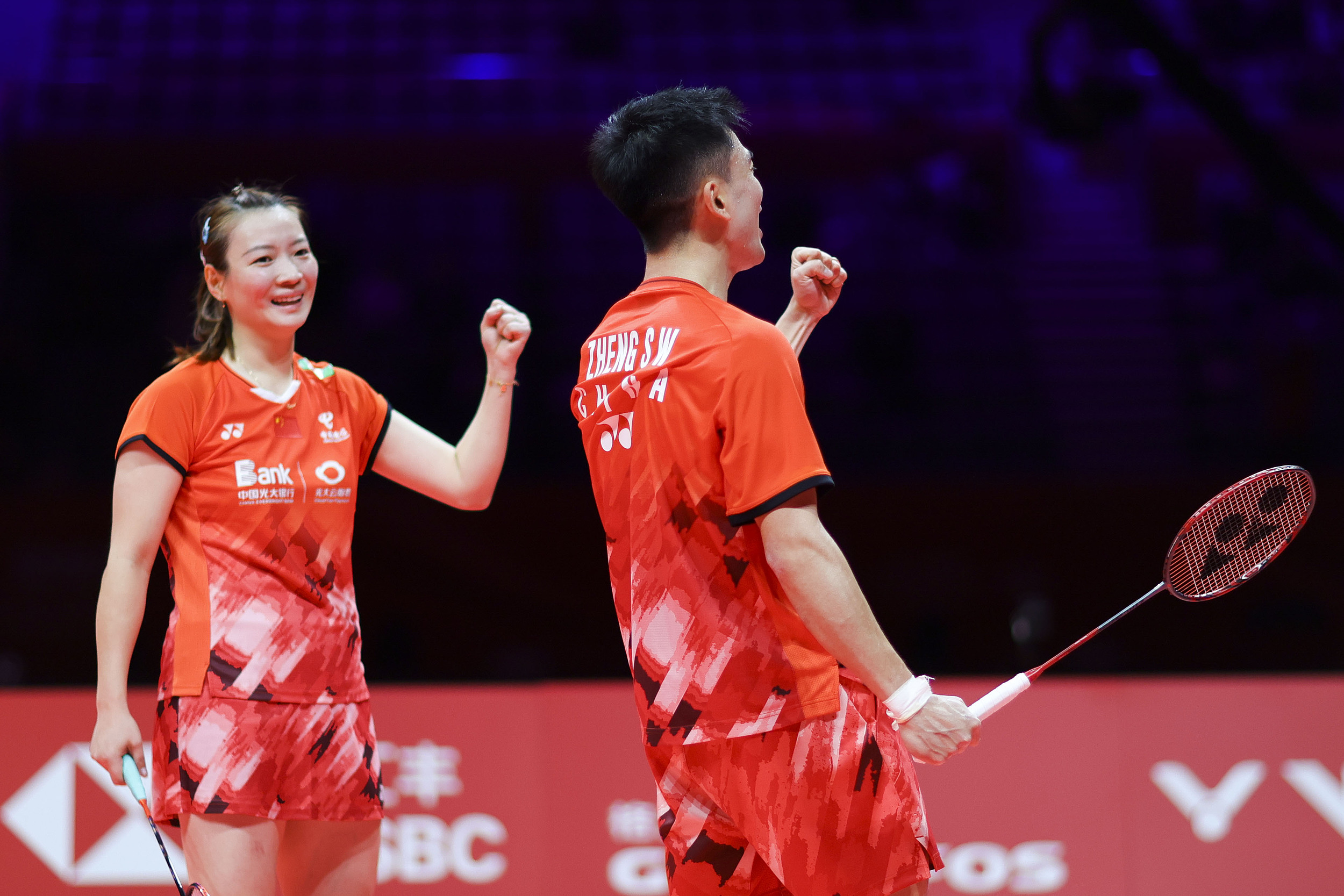 aoa体育活动-羽毛球混双对决惊险，夺冠选手庆祝胜利