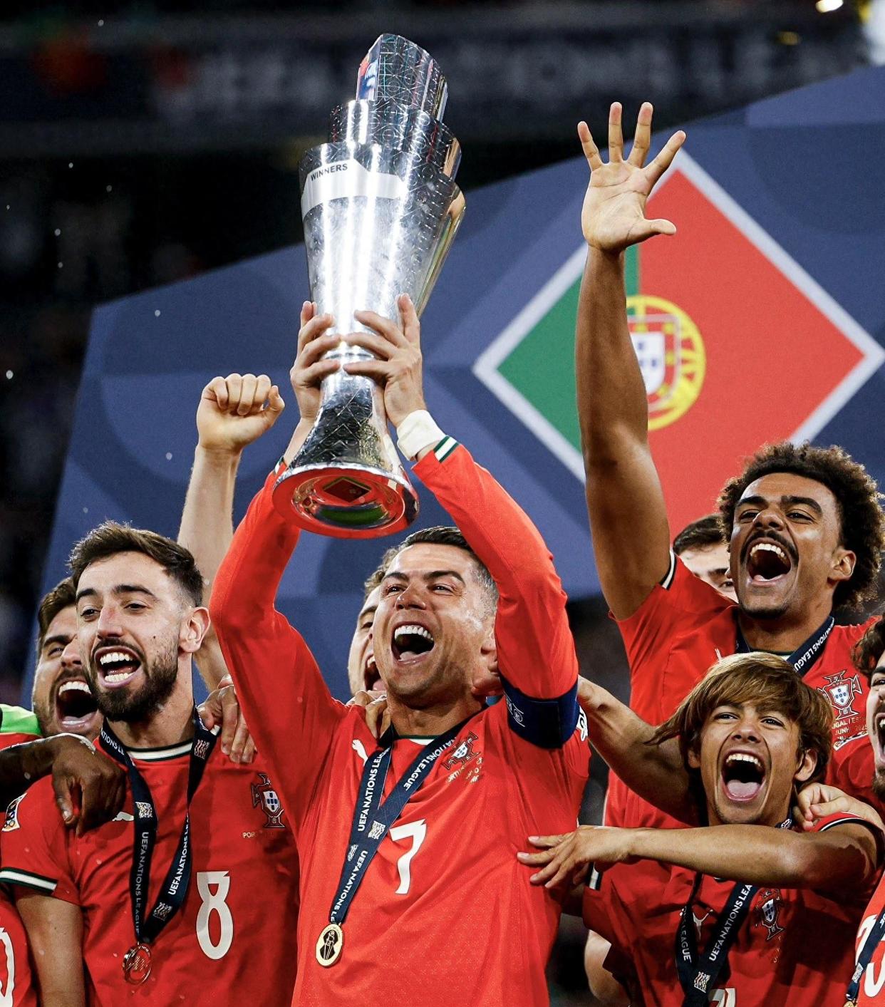 aoa体育娱乐-西班牙篮球联赛强队问鼎冠军，球迷狂欢