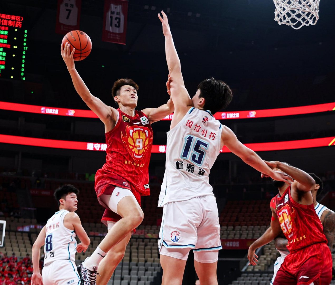 aoa体育馆-包含篮球联赛冠军战打响，各队争夺激烈！的词条