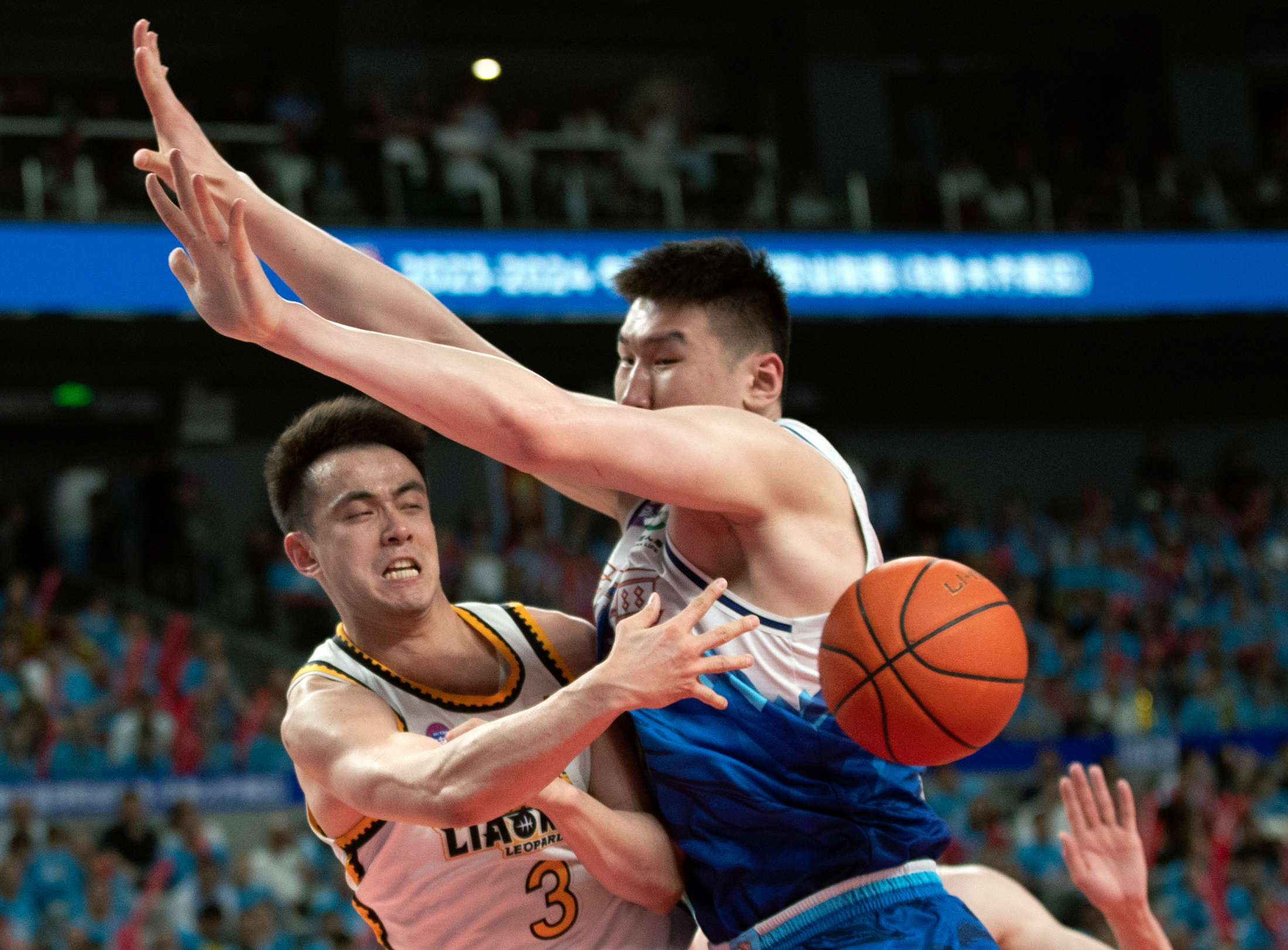 aoa体育视频-甘肃男篮在比赛中打出了出色的团队配合